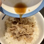 松屋 - 半熟玉子かけごはんミニ牛皿290円、ご飯につゆ