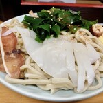 ラーメン たかはし - イカ刺し、ゲソ、エンペラ、ワカメなどが乗ります。