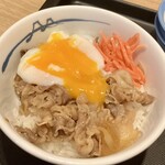 松屋 - 半熟玉子かけごはんミニ牛皿290円、半熟卵を割る