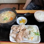武屋食堂 - 野菜たくさんの豚汁と鶏から揚げ定食　890円