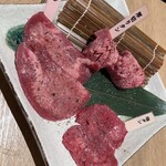 精肉卸問屋直営焼肉店 牛次郎 - タン食べ比べ(芯タンではなく塩タン…泣