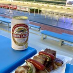 はっとり - ビール 350ml缶 キリンラガー  400円。
赤ウインナー串、豚串タレ、ほんとは各120円。
この時は閉店間際の大サービスで3本 150円。