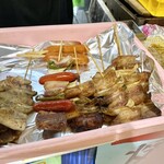 はっとり - 閉店間際の大サービスな品々の様子。