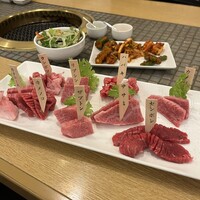 みやび 六本木店 - 【A5黒毛和牛希少部位 9種類盛り合わせ】
                    『ササミ』
                    『センボン』
                    『カタバラ』
                    『ハバキ』
                    『リブシン』
                    『ランボソ』
                    『肩ロース』
                    『カメノコ』
                    『ザブトン』