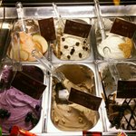 バール エ ターヴォラ カルダ ラ・ジョストラ - 興奮のジェラート達！