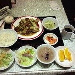四川料理刀削麺 川府 - 201310　川府　回鍋肉定食（580円）と、「Ｂｕｆｆｅｔ品（手前４皿＆ドリンク）」全て