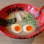 ラー麺 ずんどう屋 - 味玉らーめん(背油並のちぢれ麺)