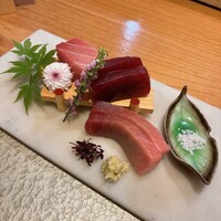 月。 - 鮪の刺身（左から大トロ、赤身、中トロ）