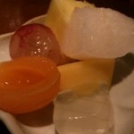 クルラホン - つきだしのフルーツ盛り合わせ