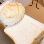 Ｂｒｅａｄ Ｃｒａｆｔ　オオウラ - メロンパンは1番人気とショーケースに書いてありました。
