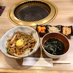 Yakiniku Dainingu Ushiwakamaru - わかめスープやカクテキなどもつきます。