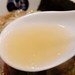Chuukasoba Toriko - “スープ”はどちらかと言うと黄金色、濃厚な出汁が出ている証です。