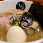 Chuukasoba Toriko - “特製 塩そば“、トッピングは“シジミ”、２種類の“チャーシュー”、“穂先メンマ”、“海苔”、“味玉”と、“茎わかめ”、そして“紫タマネギ”です。