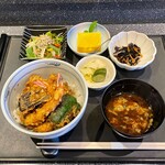 はなむら - 【ランチ】ランチ天丼（海老2、きす、ピーマン、なす、かぼちゃ）、サラダ、小鉢、みそ汁、お新香