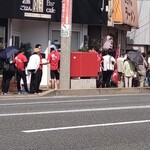 江ちゃんラーメン - 外待ち…みんな待ってたね♪再開を(•ө•)♡