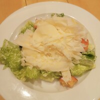 Osteria UVA RARA 横浜 - 三笠会館名物ロメインレタスと削りたてグラナパダーノチーズのシーザーサラダ