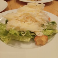 Osteria UVA RARA 横浜 - 三笠会館名物ロメインレタスと削りたてグラナパダーノチーズのシーザーサラダ