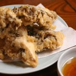 Moritaki - 「舞茸の天ぷら」　定番メニューですね。カラッとあがった天ぷらはサクサクとしていくらでも食べられます。普段は養殖ものですが、時には自ら山奥で採ってきた「天然」の舞茸をお出ししています。　食べられた方はラッキーです。天然物お値段は時価となります。　