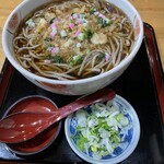 Sobadokoro Maruyama - たぬきそば　いつも思うんだけど暖かい蕎麦は味が薄い。まあ、いつも飲んだ後のシメに行くからか。笑