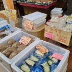 八百与 - 店舗前にも並ぶお漬物。土曜市で特価品もありました。2023.9