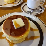 Pinokio - ホットケーキ 550円とブレンドコーヒー 350円：ホットケーキとスコーンを足し合わせたような食感。