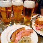 BERG - ソーセージ盛り合わせ@720円、ジャーマンブランチ ビアセット@820円、サッポロ樽生@315円