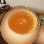 井田商店 - 味玉は黄身が比較的硬めのタイプでした。