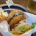 サカナノバーガー - とろ〜り かにみそバターのカニコロッケバーガー、ポテト、生ビール(中)