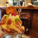 リオン菓子店 - 秋の香いちじくとミルクティーのパフェ