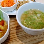 ゆとりの空間 宮崎山形屋店 - 味噌汁。ワカメ、お豆腐、ネギ