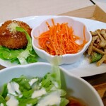 ゆとりの空間 - 3種の副菜。今日はクリームコロッケ、にんじんの素漬け、ちくわとインゲン和え物