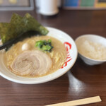 横浜家系ラーメン吟家 - 