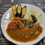 杉 - ハムカツホウレン草ナスカレー　600円