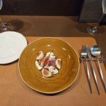 Osteria Profumo - 本日の前菜とテーブルセット
