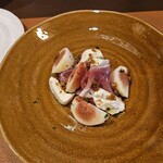 オステリア プロフーモ - いちじくと生ハムとモッツァレラの冷製 ナッツ香るバルサミコソース