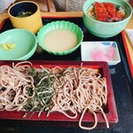 れすとらん関亭 - 料理写真:ミニ鰻丼とざるそば　そばが出てるのはつまんだせいです^ ^ ¥1300 お蕎麦は茶色くてしっかりした田舎蕎麦っぽい　好きです