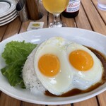 Eggs'n Things - ロコモコ。グレービーソースに殆ど赤身のちょっとカリッと焼いたハンバーグがハワイのテイスト醸し出しています。「もう、ハワイ行かんでええんちゃう！」