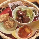 Shunsai Issui - 左から・・唐揚げ・ひじき・蛸の酢の物・海老チリ・まん中が豚のソテーケチャップソース風
