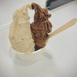 SHUKA - (左)丹波黒豆は豆乳ベースの旨みに、まさに甘納豆がそのままジェラートに溶け込んだかのようなお上品な甘さ。(右)濃厚ながらくどさを感じさせないカカオは、深く華やかな香りが唯一無二の一推しの逸品。