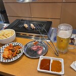 焼肉 勝山 - 【左から】勝山ポテト（レギュラー）、キムチ盛り合わせ、ラム肉、生ビール