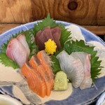 Isomaru Suisan - お刺身盛り合わせ定食はサーモン、鯛、ブリ、まぐろ('23/10/01)
