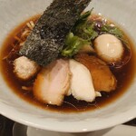 饗 くろ喜 - 味玉醤油。芳醇なスープと洗練されたたくさんの具材、ツルツル感が最高の麺。コース料理のような高級感ある1杯です！