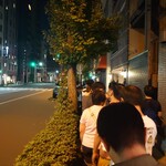 Motenashikuroki - 30名近く並んでいました。とりあえず最後尾に並べば大丈夫です！外国の方も多かったです。通行人の方がいつもより並んでると言ってました。