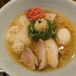 饗 くろ喜 - 特製塩そば。1つ1つが最上級、済んだスープは生姜や胡椒により、徐々に味が変わっていきます。