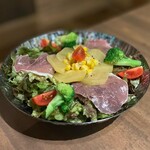 地下だけど入ったら雰囲気が良くて料理人がしっかり食事を作ってお酒もたくさんあって楽しいお店。ごんべえ - 