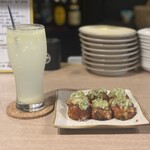 かめたこだいにんぐ みやび - ネギ塩たこ焼きとレモンサワー