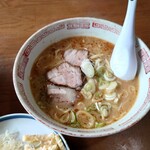 中華料理 2000年 - ◯ラーメン
            色的にはガッツリと豚骨みたいに見えるけれど
            鶏ガラの様にアッサリとしている
            会計時に尋ねてみたらやはり鶏ガラだと話されていた
            
            胡麻な味わいと胡麻油の少しピリッと感