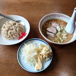 中華料理 2000年 - ●チャーハン&醤油ラーメン　800円
            セットでサラダも付いてきた
            
            チャーラーセットで800円は
            大陸系中華料理店に対抗出来るセット価格でお得な感じ
            
            まあ競う様な雰囲気は一切ないけど❔（笑）