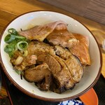 あってりめんこうじ - レアチャーシューとチャーシューのあい盛り丼の小
