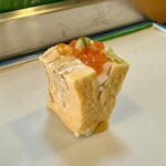 大寿司 - タマゴのイクラ挟み
